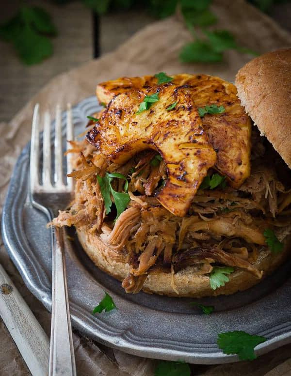 Αυτά τα σάντουιτς χοιρινού BBQ είναι επικαλυμμένα με ανανά τουρσί για έναν γλυκό, ξινό και καπνιστό συνδυασμό γεύσεων που θα λατρέψετε.