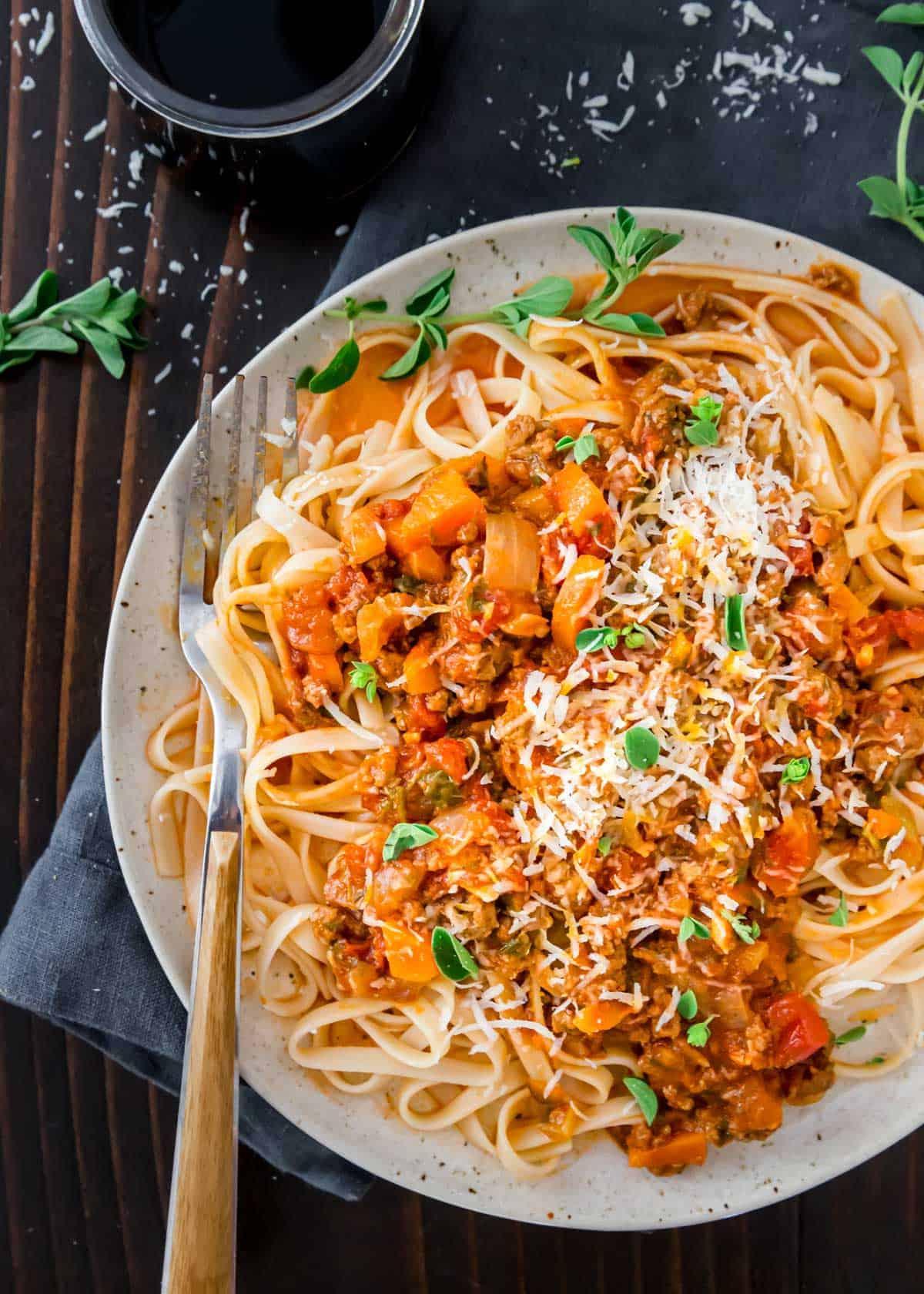 Μπολονέζ στο Instant Pot: Γρήγορη και Αυθεντική Ιταλική Σάλτσα Κρέατος Μπολονέζ στο Instant Pot (ή χύτρα ταχύτητας) είναι μια πολύ πιο γρήγορη και εύκολη εκδοχή της κλασικής ιταλικής σάλτσας κρέατος. Θα απολαύσετε όλο τον πλούτο και το βάθος της γεύσης σε κλάσματα του χρόνου σε σχέση με την παραδοσιακή μέθοδο στην εστία. Σερβίρετε με τα αγαπημένα σας ζυμαρικά και μια γενναιόδωρη δόση παρμεζάνας.