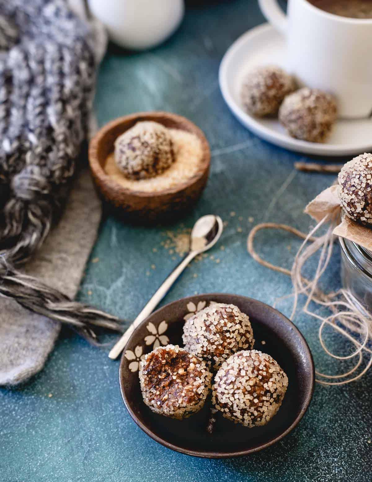 Υγιεινές και νόστιμες μπάλες Sugar Plum χωρίς ψήσιμο: Η γεύση των Χριστουγέννων. Αυτές οι γιορτινές μπάλες sugar plum παρασκευάζονται με ωμά, υγιεινά συστατικά για μια θρεπτική εκδοχή της κλασικής χριστουγεννιάτικης λιχουδιάς.