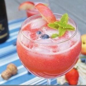 Φράουλα Νεκταρίνι Λάιμ Μπελίνι 2 Ένα ποτήρι Bellini με φράουλα, νεκταρίνι και λάιμ, έτοιμο για σερβίρισμα.