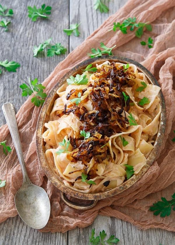 Κρεμώδης σάλτσα ντομάτας ranch pappardelle με καραμελωμένα κρεμμύδια Κρεμώδης σάλτσα ντομάτας ranch pappardelle με καραμελωμένα κρεμμύδια