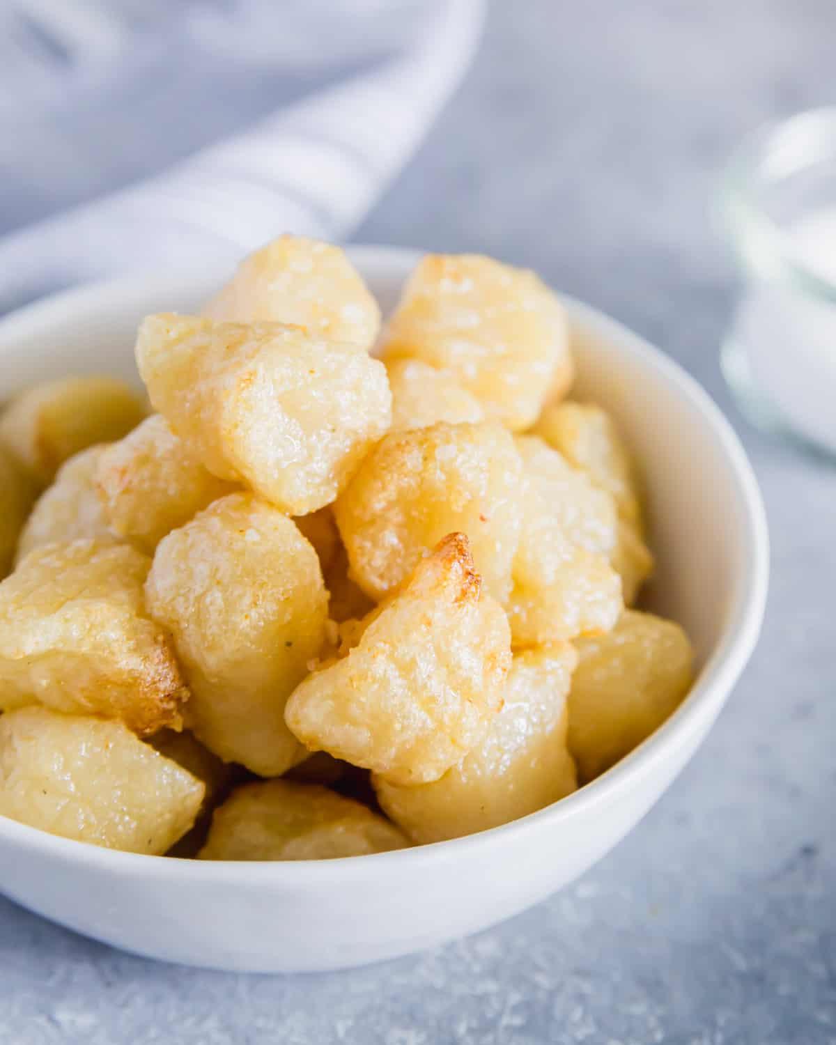 Προετοιμάζοντας gnocchi κουνουπιδιού στην φριτέζα αέρος για τέλεια τραγανή υφή. Η προετοιμασία των gnocchi κουνουπιδιού στην φριτέζα αέρος είναι μία από τις πιο εύκολες μεθόδους που προσφέρει την τέλεια τραγανή υφή.