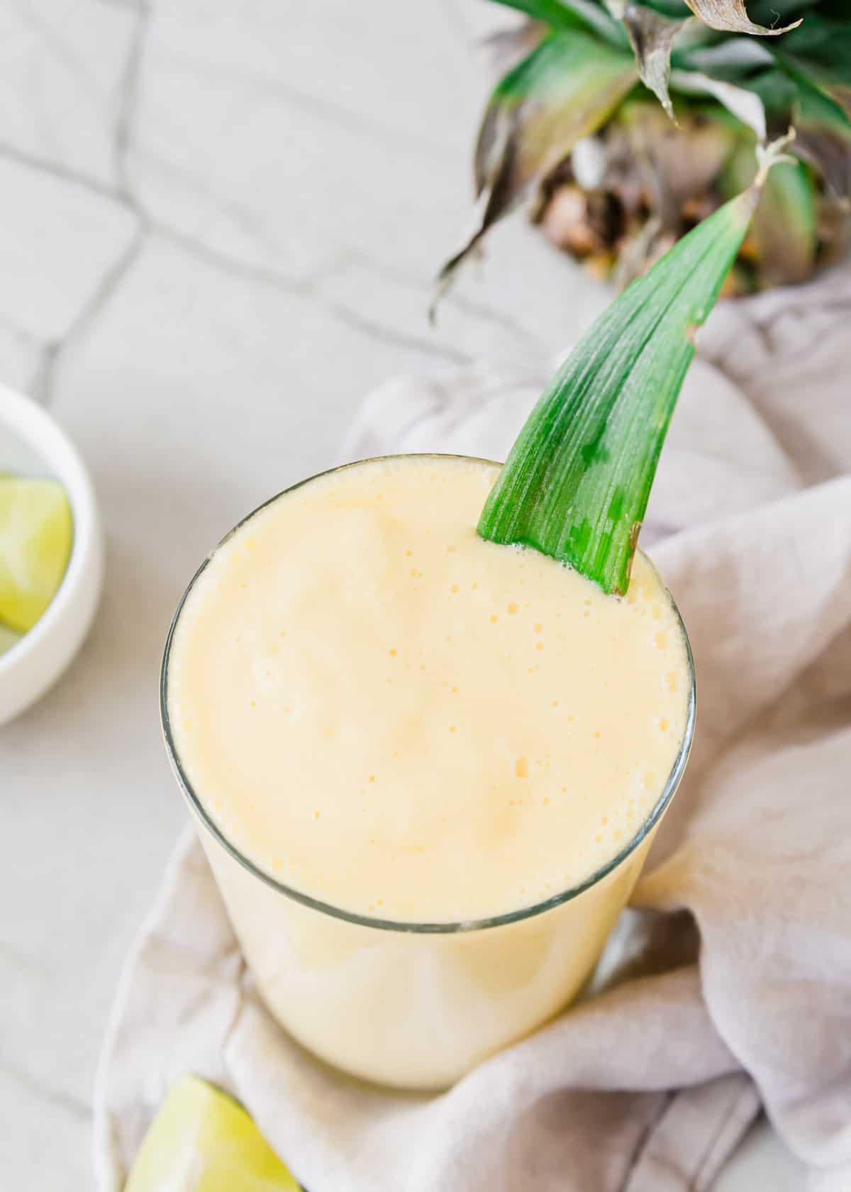 Σμούθι Μάνγκο-Ανανά τριών συστατικών 2 Smoothie μάνγκο-ανανά σε ποτήρι με φύλλο ανανά.