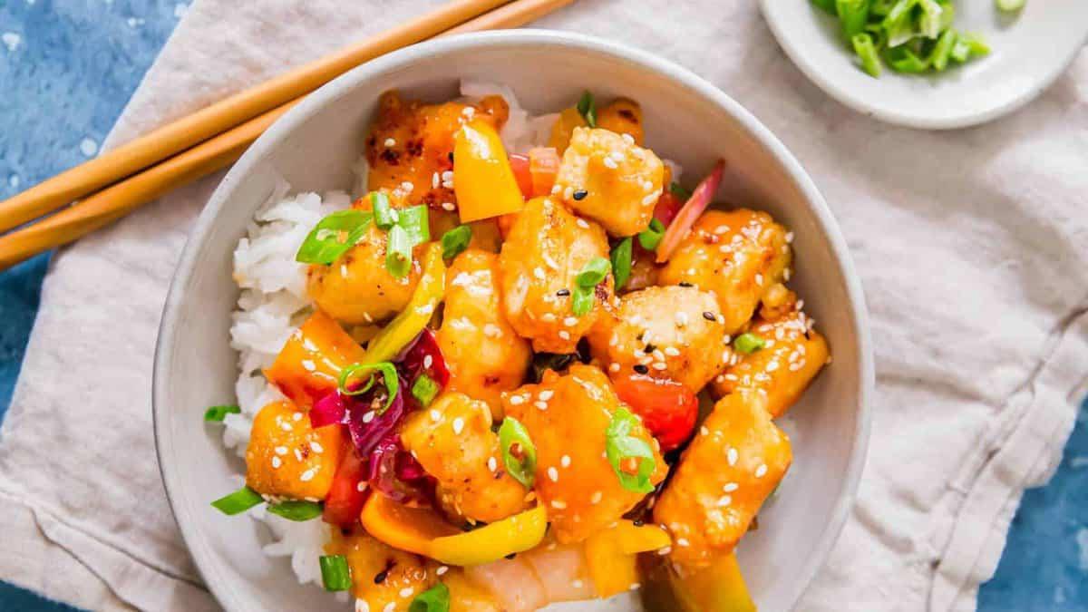 **Wok: 23 Ασιατικά Πιάτα που θα ξεπεράσουν το Takeout** 11 Γλυκόξινο τόφου σε ένα μπολ με ρύζι και chopsticks στο πλάι.