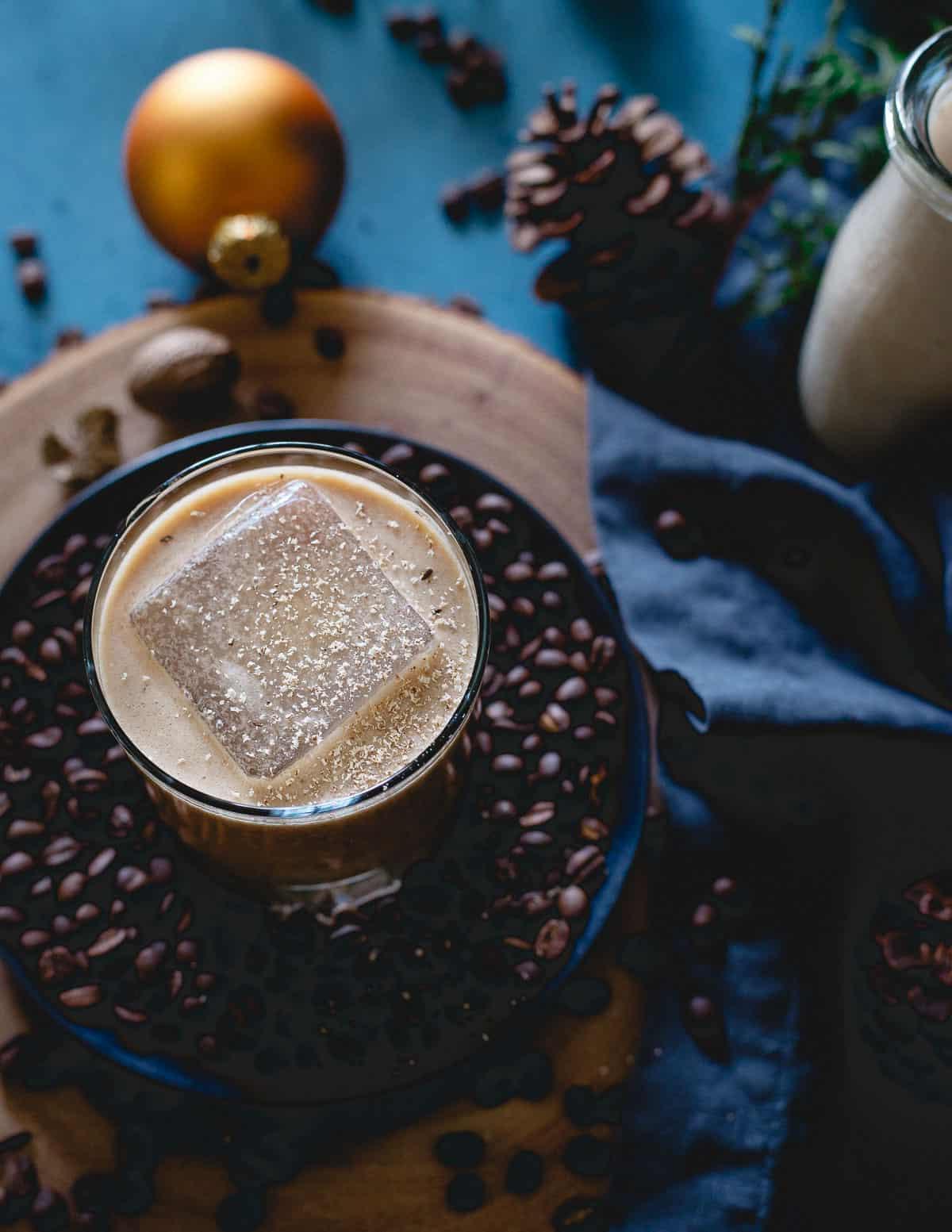 Μέρος eggnog, μέρος καφές, αυτό το Nog με καρύδα, μπέρμπον και καφέ είναι κρεμώδες, εορταστικό και ένα απολαυστικό ποτό για τις γιορτές. Μέρος eggnog, μέρος καφές, αυτό το Nog με καρύδα, μπέρμπον και καφέ είναι κρεμώδες, εορταστικό και ένα απολαυστικό ποτό για τις γιορτές.