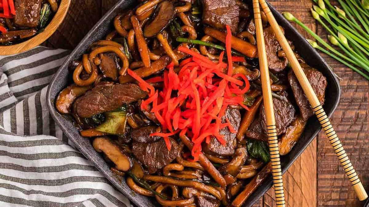 **Wok: 23 Ασιατικά Πιάτα που θα ξεπεράσουν το Takeout** 14 Απολαυστικό stir fry udon noodle με μοσχάρι yaki και λαχανικά, ιδανικό για γρήγορο δείπνο.
