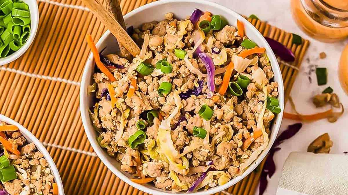 **Wok: 23 Ασιατικά Πιάτα που θα ξεπεράσουν το Takeout** 15 Αποδομημένο χοιρινό egg roll σε μπολ, μια υγιεινή και χαμηλών υδατανθράκων εναλλακτική.