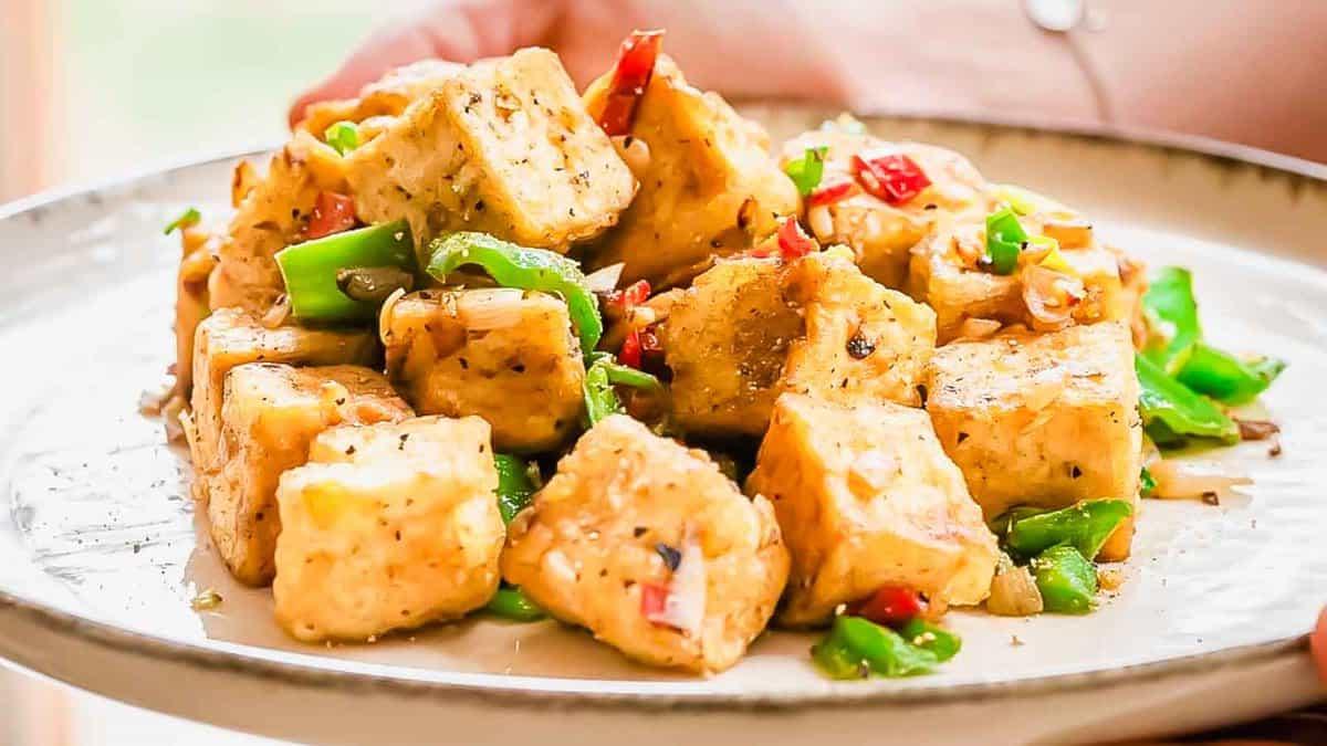 **Wok: 23 Ασιατικά Πιάτα που θα ξεπεράσουν το Takeout** 19 Τραγανό τόφου με αλάτι και πιπέρι σε ένα μπολ, μια νόστιμη και υγιεινή χορτοφαγική επιλογή.