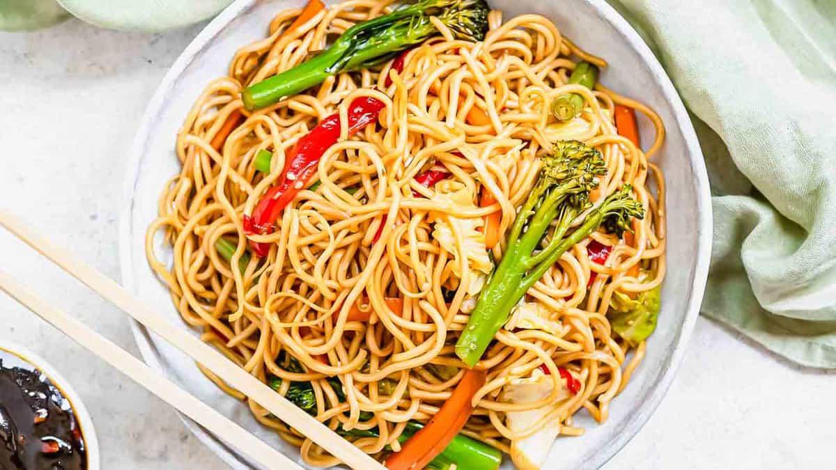 **Wok: 23 Ασιατικά Πιάτα που θα ξεπεράσουν το Takeout** 20 Εύκολο chow mein με λαχανικά, ένα πολύχρωμο και νόστιμο πιάτο noodle.