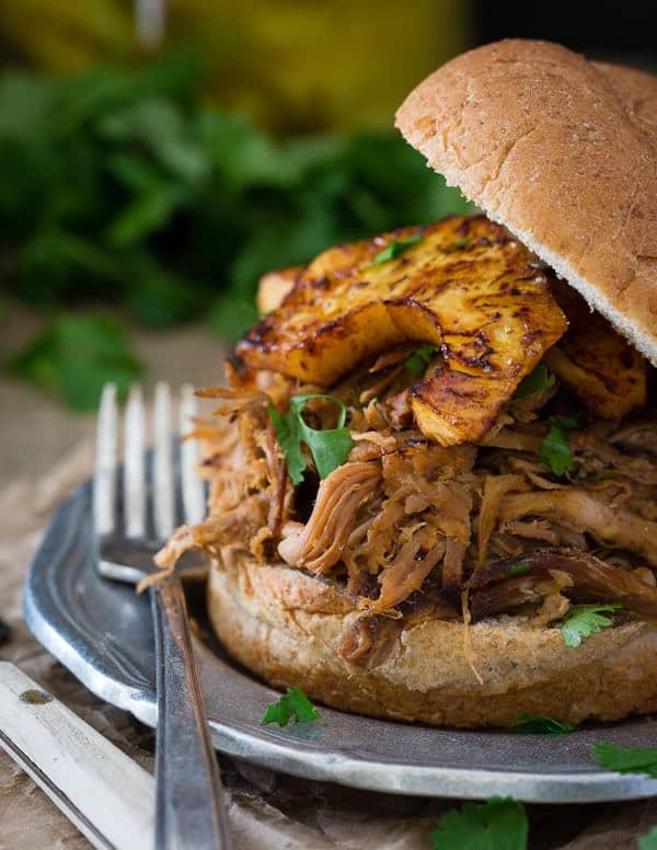 Αυτά τα σάντουιτς χοιρινού BBQ είναι επικαλυμμένα με ανανά τουρσί για έναν γλυκό, ξινό και καπνιστό συνδυασμό γεύσεων.