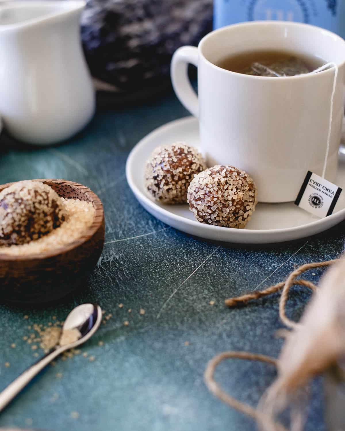 Γιορτινές μπάλες Sugar Plum: Γεμάτες γεύση και υγεία, η ιδανική επιλογή. Αυτές οι μπάλες sugar plum είναι μια πιο υγιεινή εκδοχή από την κλασική, αλλά εξακολουθούν να είναι γεμάτες με όλες τις γεύσεις των γιορτών που αγαπάτε.