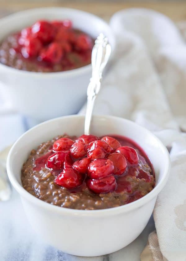 Πρωινό Βρώμης Slow Cooker με Σοκολάτα και Κεράσια Αυτή η σοκολατένια βρώμη χαλύβδινου κοπής με κεράσια στην αργή κουζίνα σας περιμένει το πρωί.