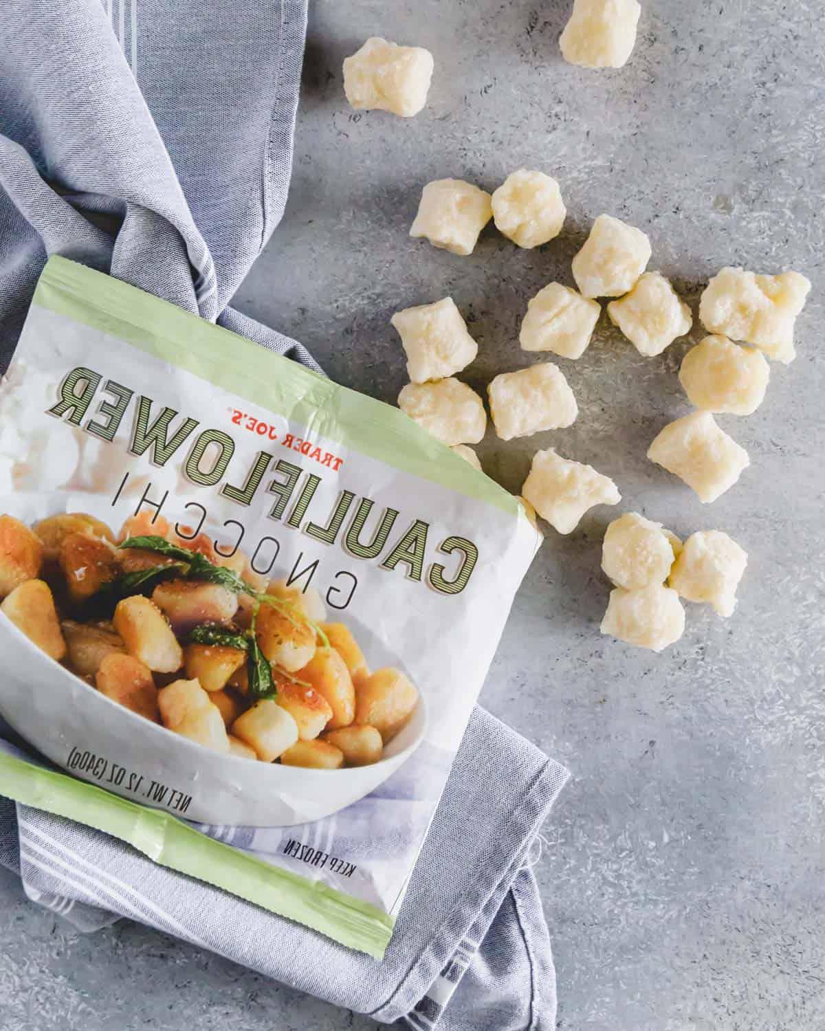 Gnocchi κουνουπιδιού Trader Joe's στην φριτέζα αέρος για τραγανό αποτέλεσμα. Τα gnocchi κουνουπιδιού Trader Joe's προετοιμάζονται στην φριτέζα αέρος για την πιο τραγανή υφή.