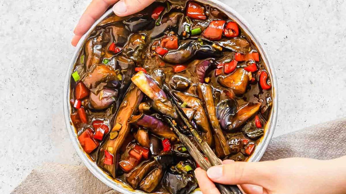 **Wok: 23 Ασιατικά Πιάτα που θα ξεπεράσουν το Takeout** 21 Κινέζικη μελιτζάνα με σάλτσα σκόρδου, ένα πλούσιο και αρωματικό χορτοφαγικό πιάτο.