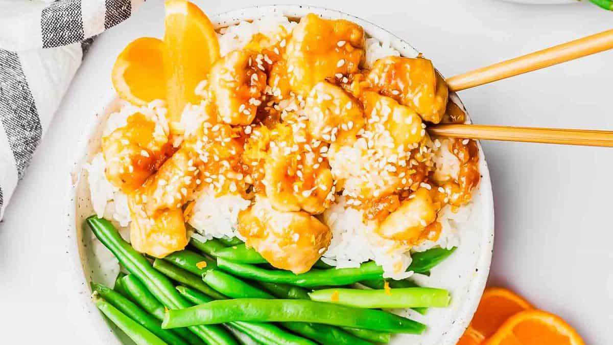 **Wok: 23 Ασιατικά Πιάτα που θα ξεπεράσουν το Takeout** 23 Κοτόπουλο πορτοκάλι με ρύζι, μια γλυκόξινη και αρωματική ασιατική συνταγή.