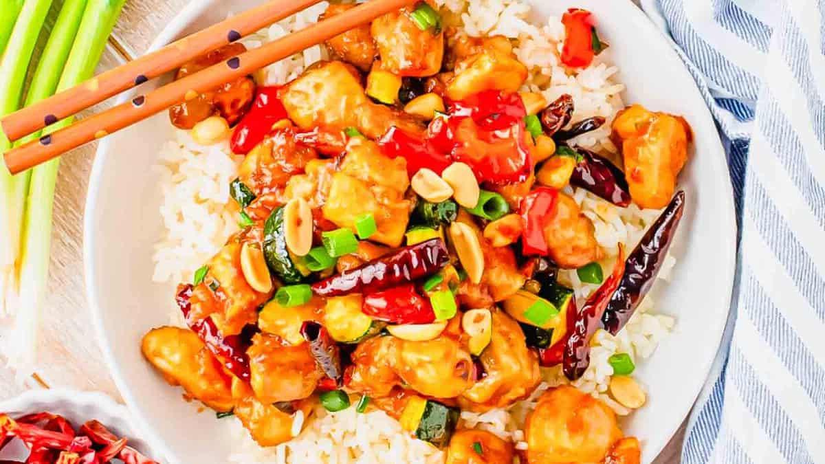**Wok: 23 Ασιατικά Πιάτα που θα ξεπεράσουν το Takeout** 24 Τραγανό κοτόπουλο Kung Pao μαγειρεμένο σε φριτέζα αέρος, μια υγιεινή και γρήγορη εκδοχή.
