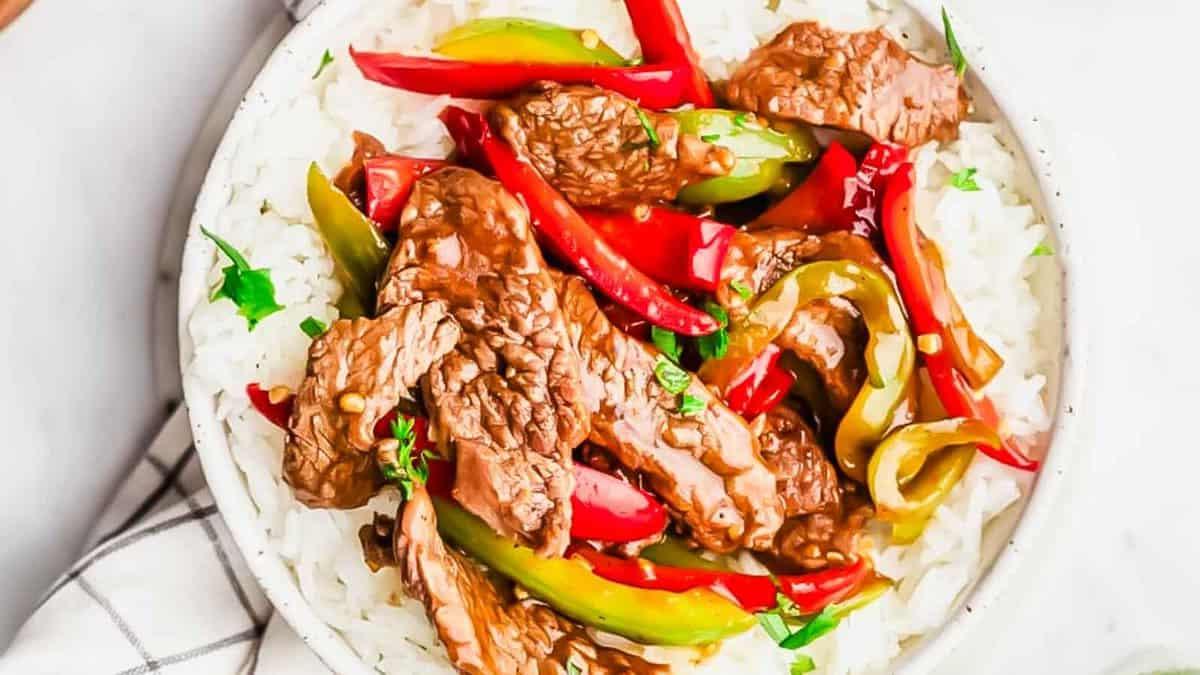 **Wok: 23 Ασιατικά Πιάτα που θα ξεπεράσουν το Takeout** 25 Pepper steak stir fry με πολύχρωμες πιπεριές και ρύζι, ένα γρήγορο και νόστιμο ασιατικό πιάτο.