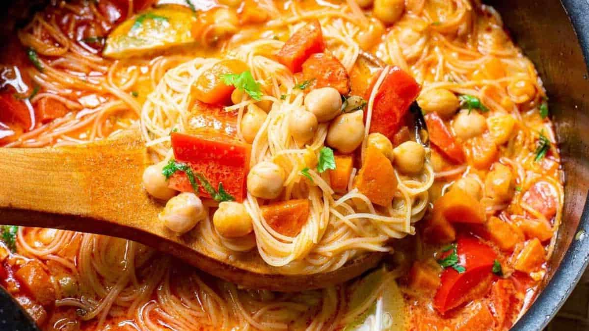 **Wok: 23 Ασιατικά Πιάτα που θα ξεπεράσουν το Takeout** 26 Ταϊλανδέζικη κόκκινη σούπα κάρι με ρεβύθια και ξύλινη κουτάλα σερβιρίσματος.