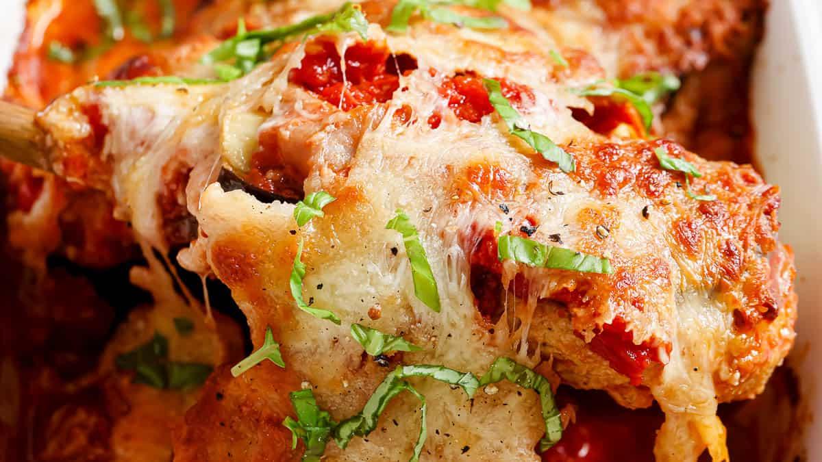 **Wok: 23 Ασιατικά Πιάτα που θα ξεπεράσουν το Takeout** 27 Κοτόπουλο sorrentino σε κουτάλα σερβιρίσματος.