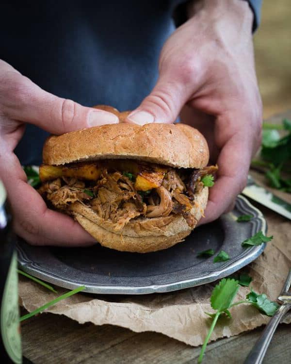 Αυτά τα σάντουιτς χοιρινού BBQ είναι επικαλυμμένα με ανανά τουρσί.