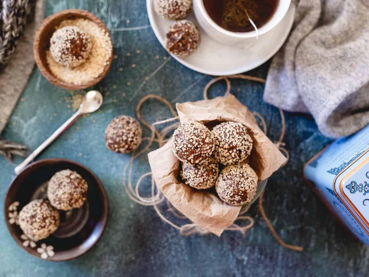 Sugar Plums: Φρούτα, μπαχαρικά και γιορτινή μαγεία σε κάθε μπουκιά. Οι μπάλες sugar plum είναι μια γιορτινή λιχουδιά γεμάτη φρούτα και μπαχαρικά, ιδανική με ένα φλιτζάνι τσάι ή ως σνακ.