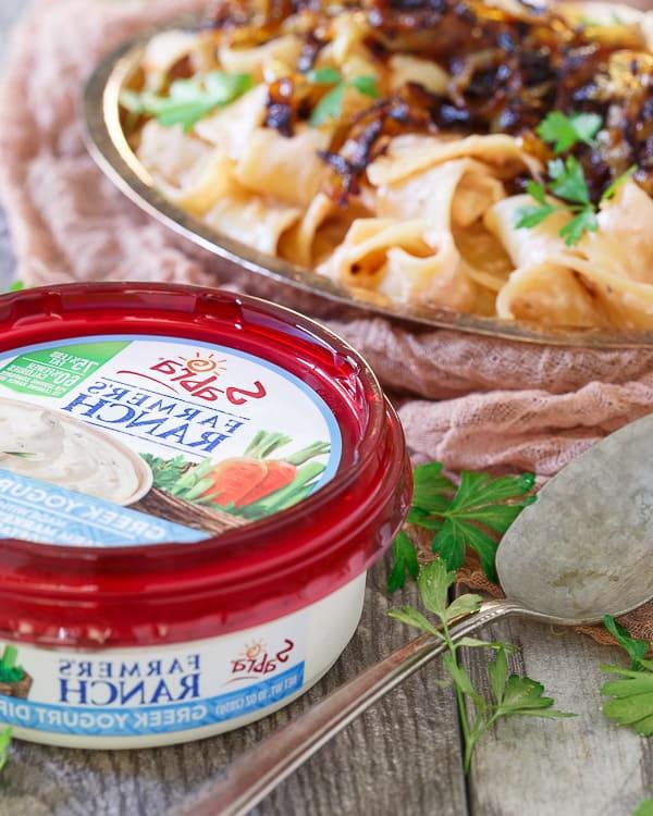 Κρεμώδης σάλτσα ντομάτας γιαουρτιού ranch pappardelle με καραμελωμένα κρεμμύδια Κρεμώδης σάλτσα ντομάτας γιαουρτιού ranch pappardelle με καραμελωμένα κρεμμύδια