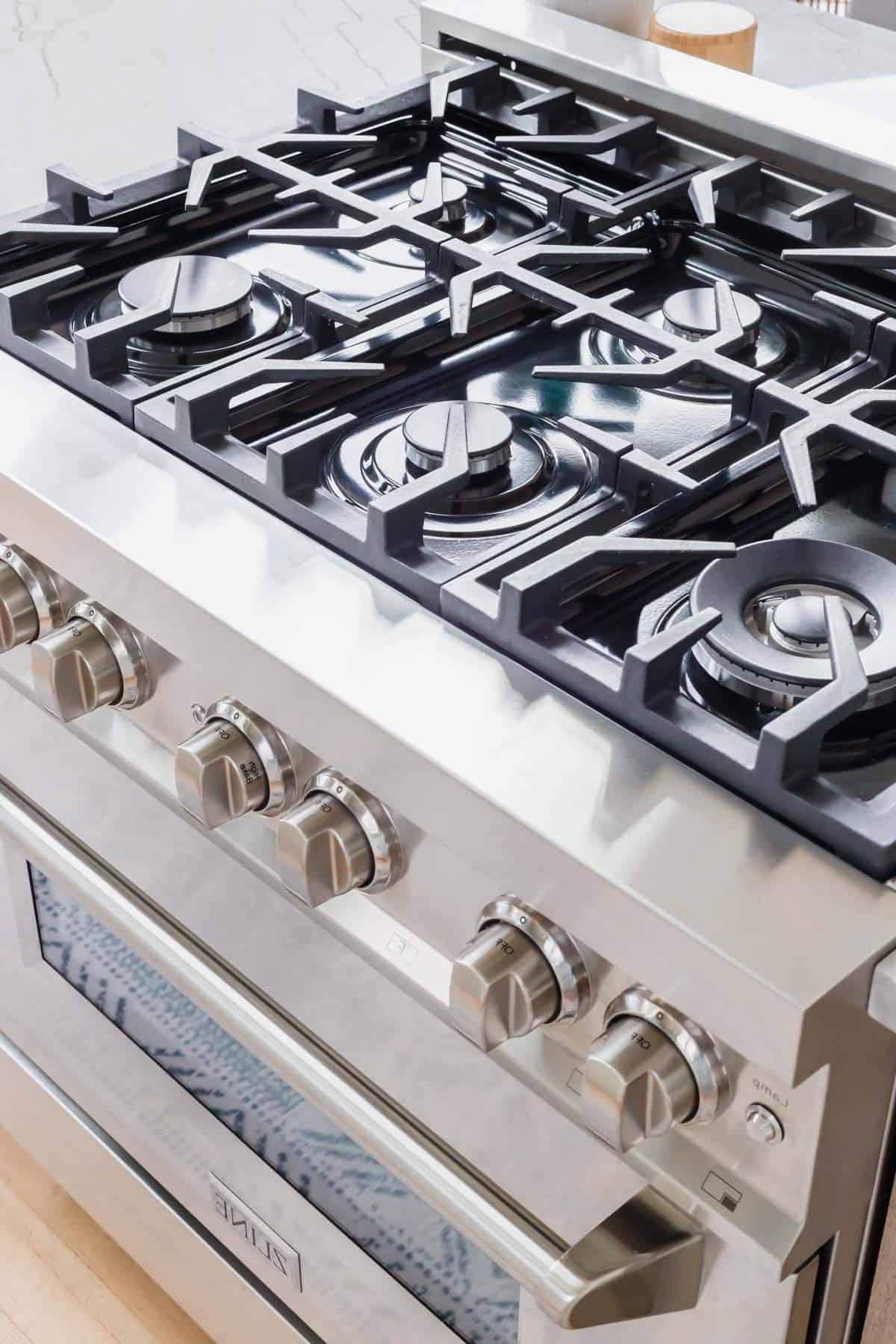 ZLINE 36" κουζίνα διπλής ενέργειας που δείχνει τους ιταλικούς καυστήρες και τις μαντεμένιες σχάρες. ZLINE 36" κουζίνα διπλής ενέργειας που δείχνει τους ιταλικούς καυστήρες και τις μαντεμένιες σχάρες.