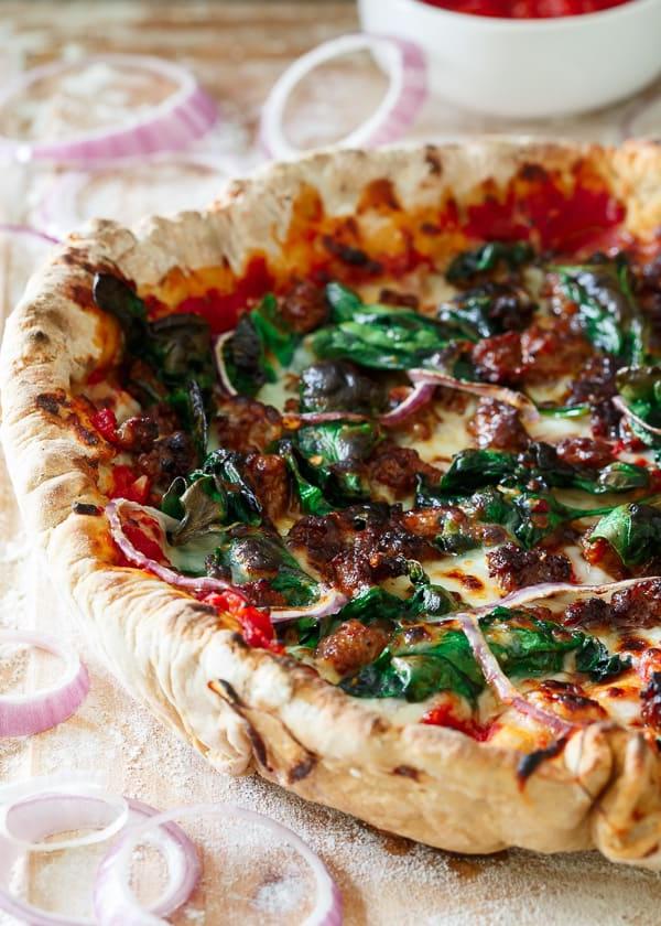 Κάπου ανάμεσα στην deep dish και την κανονική πίτσα, αυτή η πίτσα ολικής άλεσης με τσορίθο και σπανάκι στο τηγάνι ξεκινά με μια γρήγορη σπιτική σάλτσα ντομάτας και συμπληρώνεται με άφθονο φρέσκο τυρί, πικάντικο τσορίθο, σπανάκι και κρεμμύδια. Κάπου ανάμεσα στην deep dish και την κανονική πίτσα, αυτή η πίτσα ολικής άλεσης με τσορίθο και σπανάκι στο τηγάνι ξεκινά με μια γρήγορη σπιτική σάλτσα ντομάτας και συμπληρώνεται με άφθονο φρέσκο τυρί, πικάντικο τσορίθο, σπανάκι και κρεμμύδια.