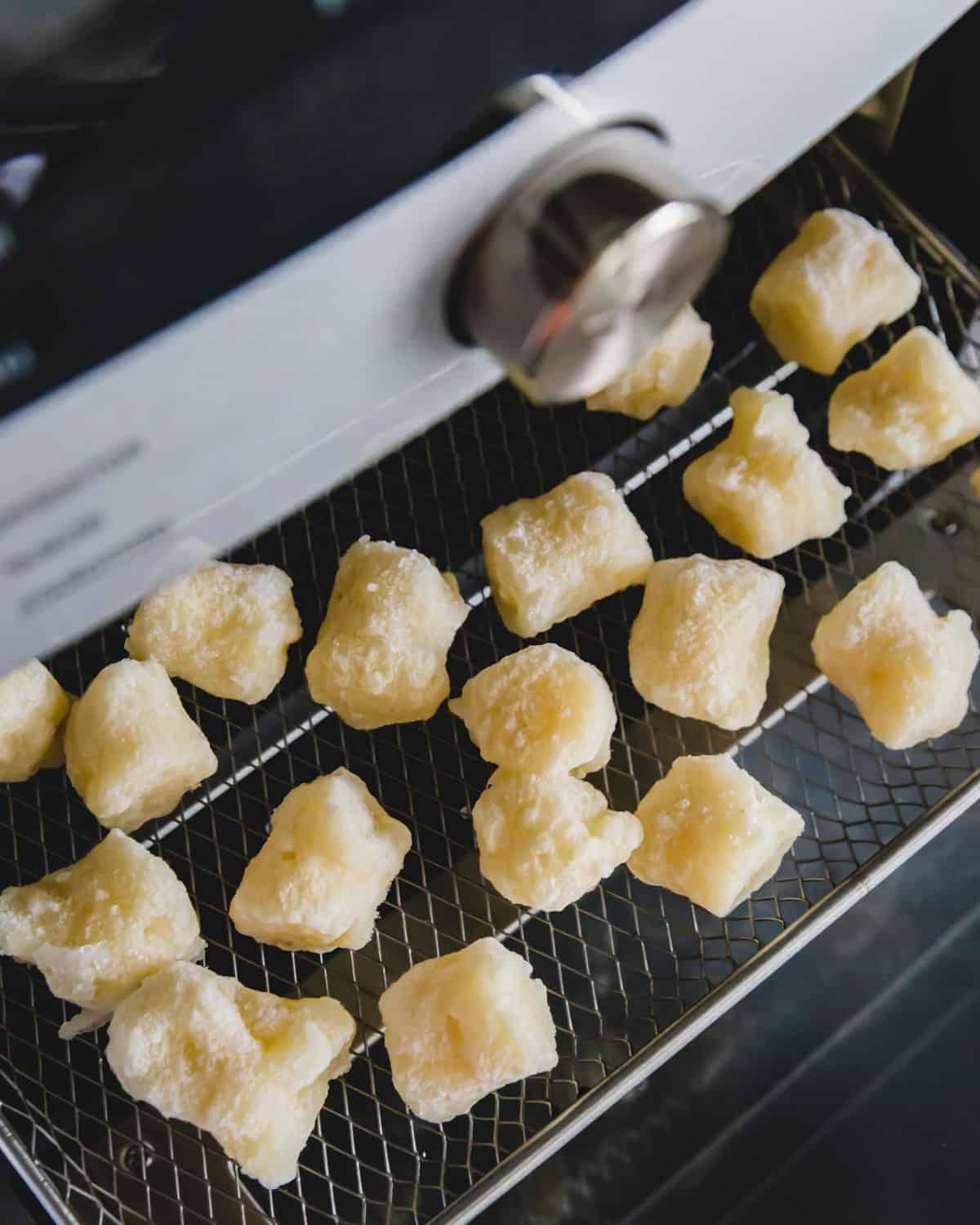 Μαγειρεύοντας κατεψυγμένα gnocchi κουνουπιδιού στην φριτέζα αέρος. Τα κατεψυγμένα gnocchi κουνουπιδιού μαγειρεύονται στην φριτέζα αέρος από παγωμένη κατάσταση στους 400 βαθμούς για 18 λεπτά.