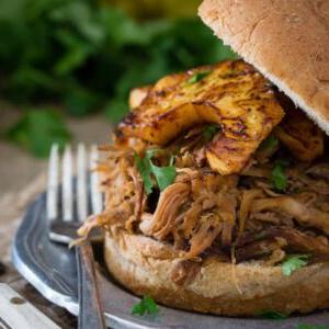 Σάντουιτς χοιρινού BBQ με ανανά τουρσί.