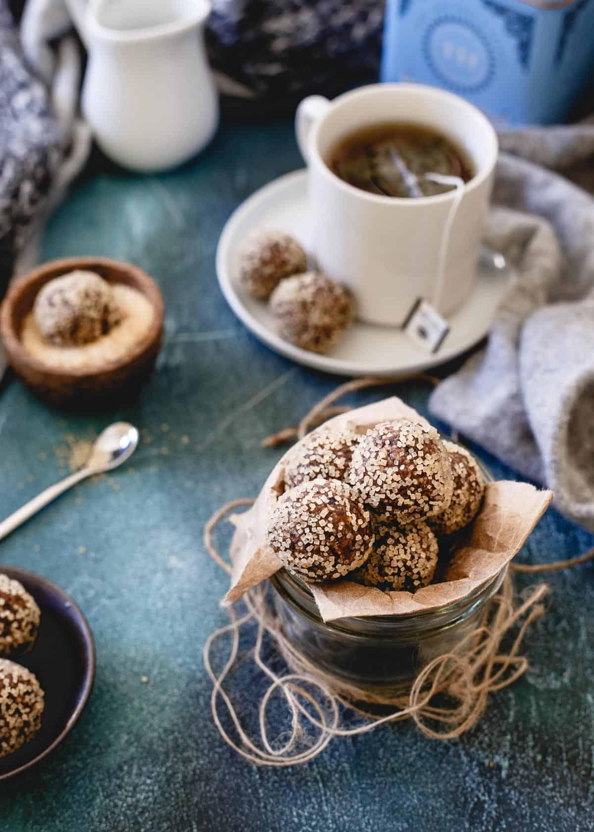 Εύκολες και υγιεινές Sugar Plums: Η τέλεια γιορτινή απόλαυση χωρίς κόπο. Φτιάξτε μια παρτίδα από αυτές τις εύκολες μπάλες sugar plum σε λίγα λεπτά για μια γιορτινή (και υγιεινή!) λιχουδιά.