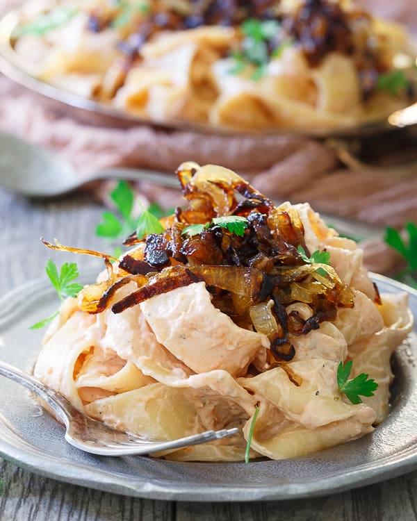 Κρεμώδης σάλτσα ντομάτας γιαουρτιού ranch pappardelle Κρεμώδης σάλτσα ντομάτας γιαουρτιού ranch pappardelle