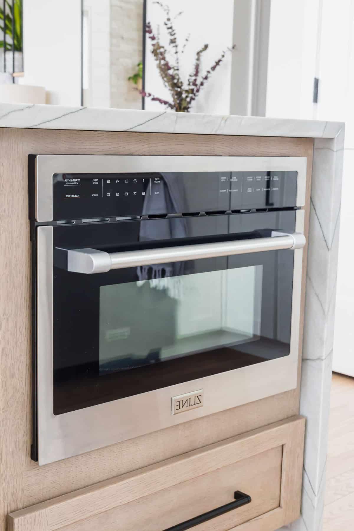 ZLINE MW0-24 εντοιχιζόμενος φούρνος μικροκυμάτων με αέρα εγκατεστημένος σε νησίδα κουζίνας. ZLINE MW0-24 εντοιχιζόμενος φούρνος μικροκυμάτων με αέρα εγκατεστημένος σε νησίδα κουζίνας.
