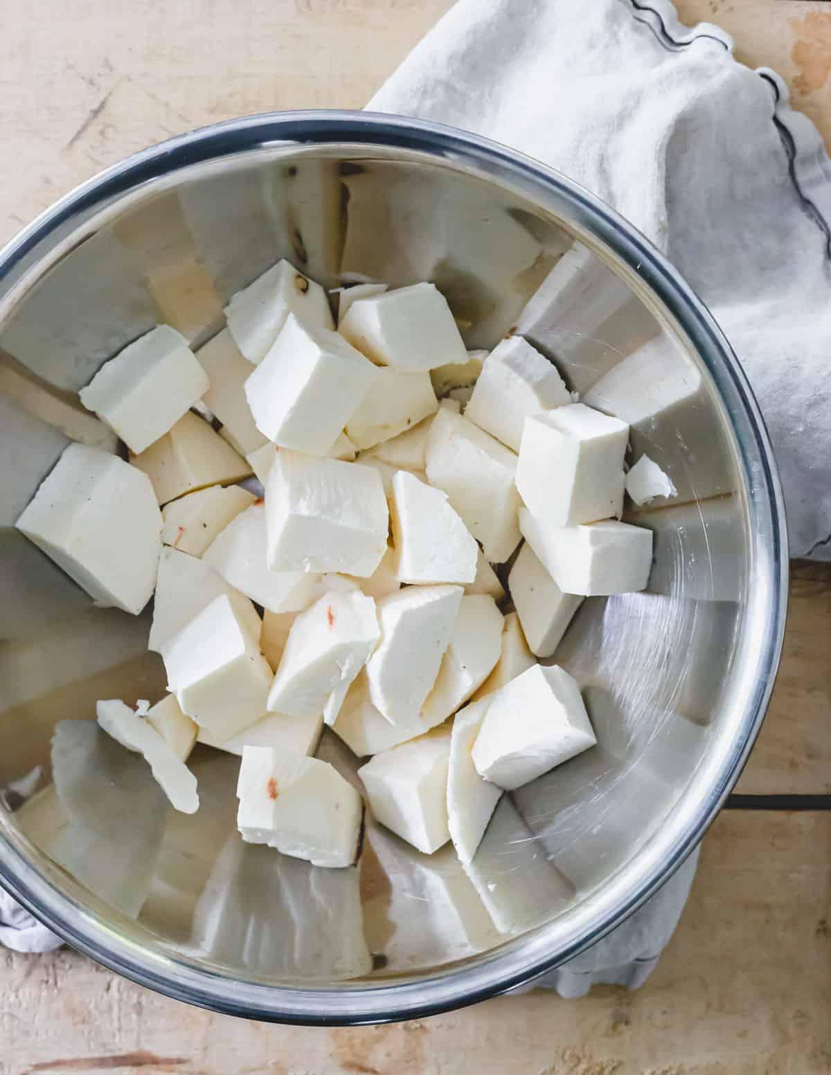 Ψιλοκομμένη και ξεφλουδισμένη ρίζα γιούκα σε μεταλλικό μπολ. Ψιλοκομμένη και ξεφλουδισμένη ρίζα γιούκα σε μεταλλικό μπολ.