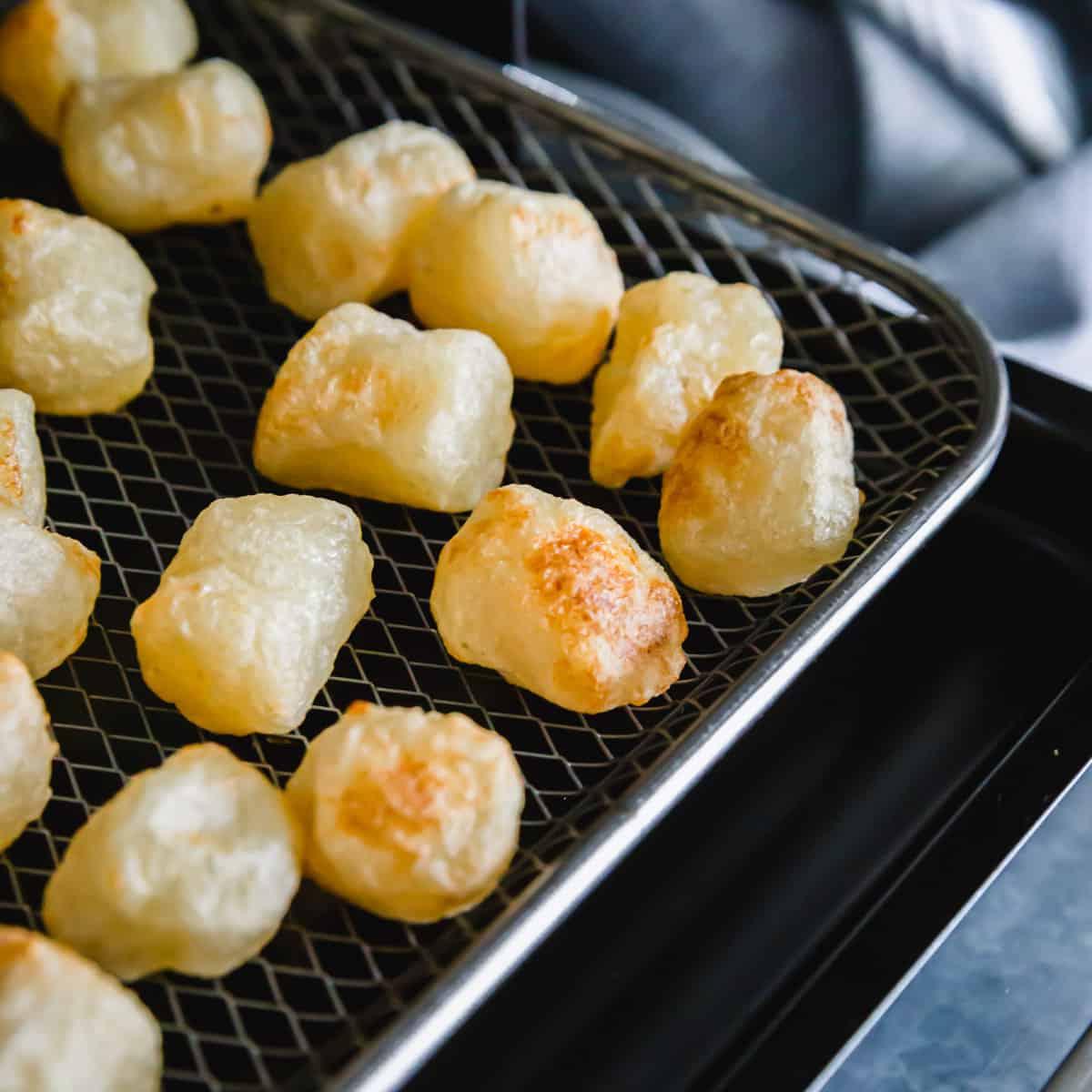Τραγανά gnocchi κουνουπιδιού από φριτέζα αέρος. Μετά από 16-18 λεπτά στην φριτέζα αέρος, τα gnocchi κουνουπιδιού είναι χρυσαφένια στις άκρες και τέλεια τραγανά σε υφή για να τα απολαύσετε όπως θέλετε.