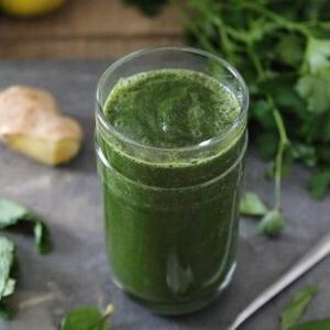 Συνταγή αποτοξινωτικού πράσινου smoothie.