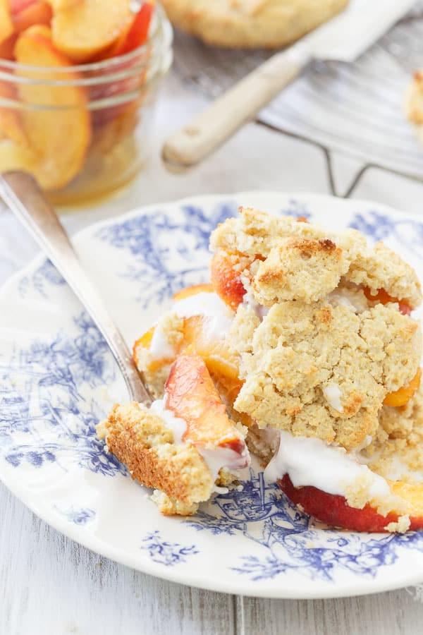 Paleo Ροδακινένιο Shortcake με Κρέμα Καρύδας
