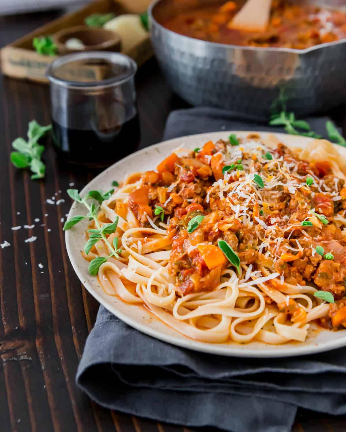Αυθεντική Κλασική Μπολονέζ στο Instant Pot Πλούσια, μελωμένη κλασική μπολονέζ φτιαγμένη στο Instant Pot με αυτή την εύκολη συνταγή.