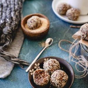 Ζαχαρωτά δαμάσκηνα 2 Μια μπάλα sugar plum τυλιγμένη σε ζάχαρη, έτοιμη για σερβίρισμα.