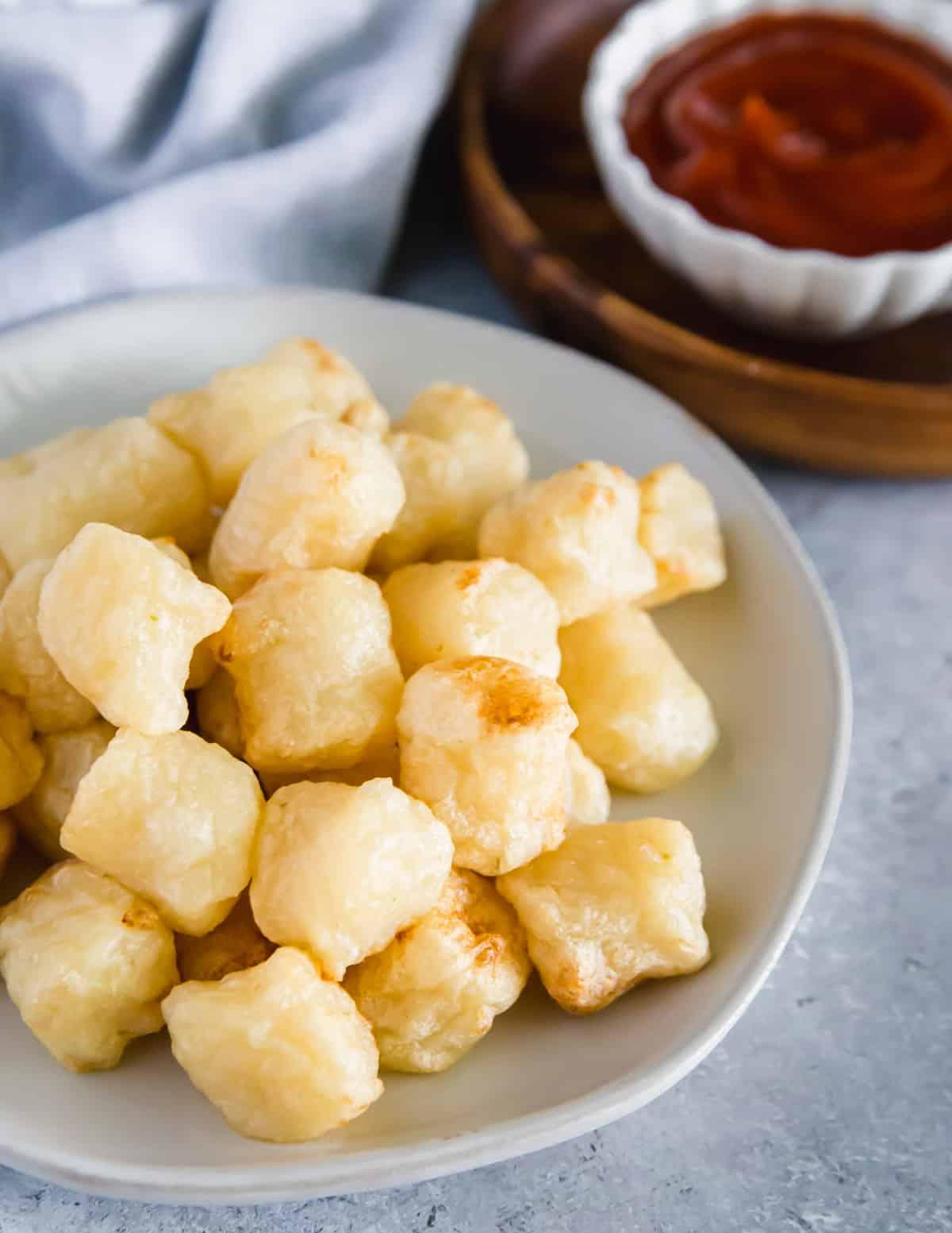 Τραγανά gnocchi κουνουπιδιού ως ορεκτικό. Τα τραγανά gnocchi κουνουπιδιού από φριτέζα αέρος μπορούν να φαγωθούν ως ορεκτικό βουτηγμένα στην αγαπημένη σας σος όπως κέτσαπ.