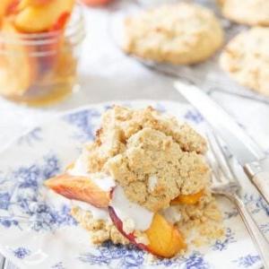 Paleo ροδακινένιο shortcake σε μπλε πιάτο.
