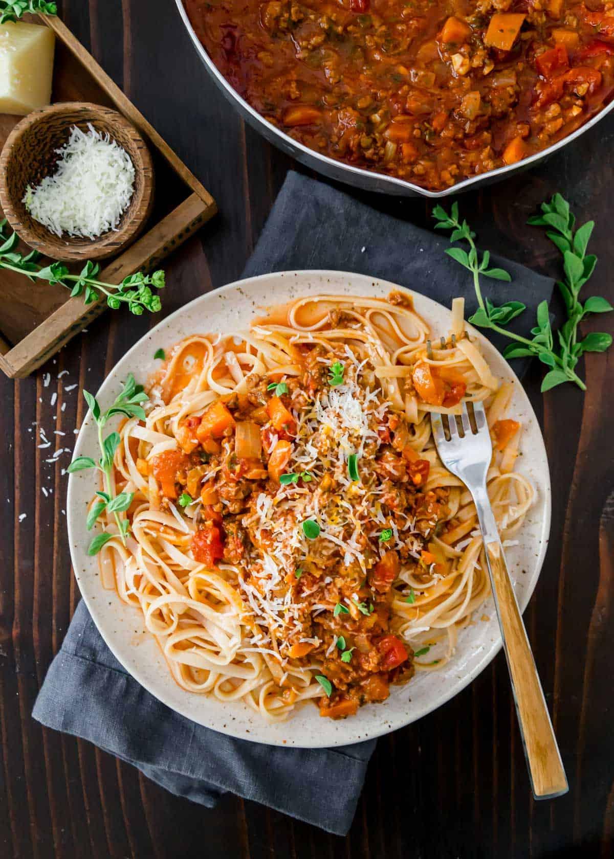 Instant Pot Bolognese: Γευστική Απόλαυση Απολαύστε όλες τις πλούσιες, παρηγορητικές γεύσεις της σάλτσας μπολονέζ (ιταλική σάλτσα κρέατος) σε αυτή την εκδοχή Instant Pot.