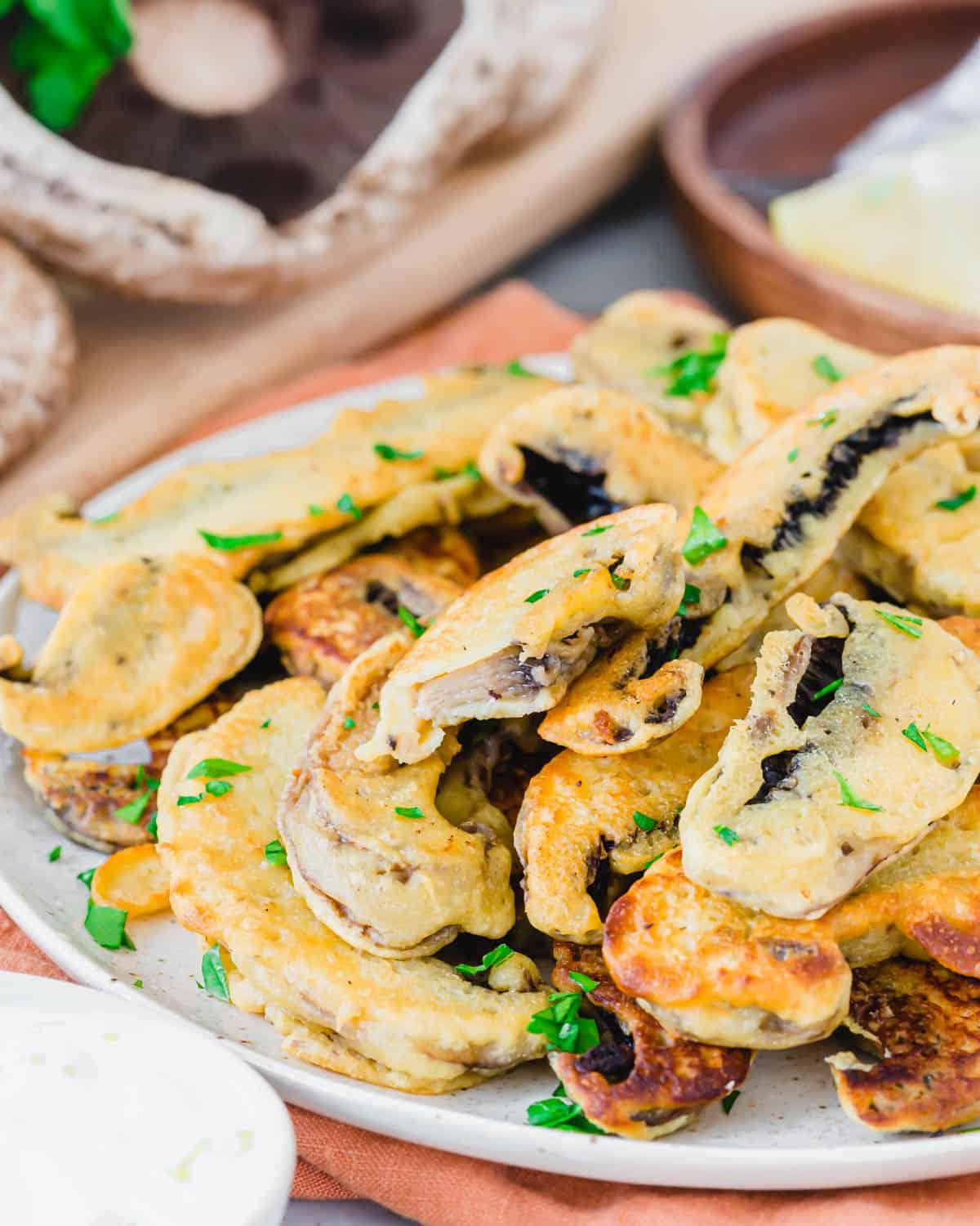 Προφίλ ενός Τηγανητού Portobello Εσωτερικό ενός τηγανητού μανιταριού Portobello με κουρκούτι σε πιάτο.