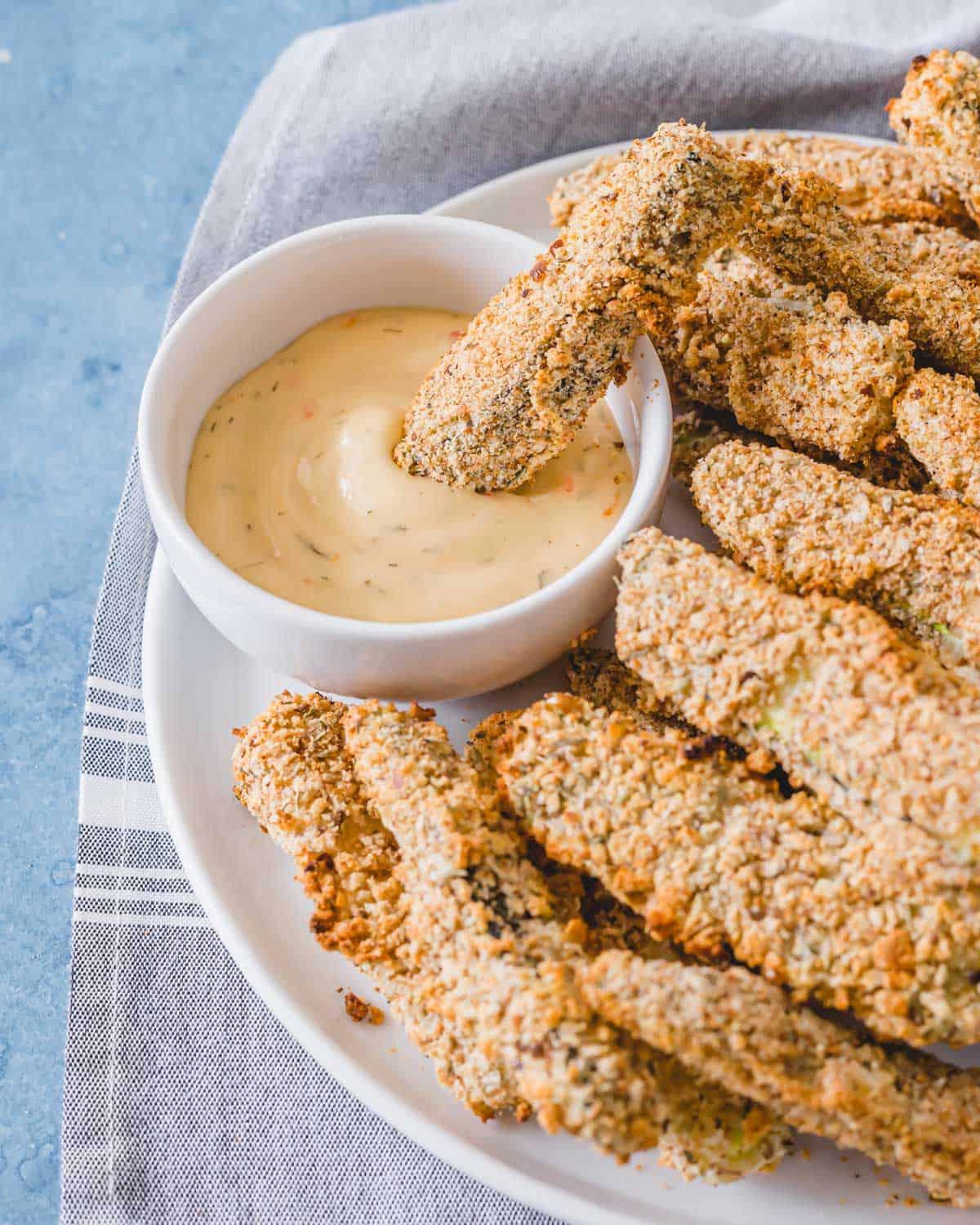 Ένα ψητό κολοκυθάκι σε σάλτσα. A baked zucchini fry in dipping sauce.