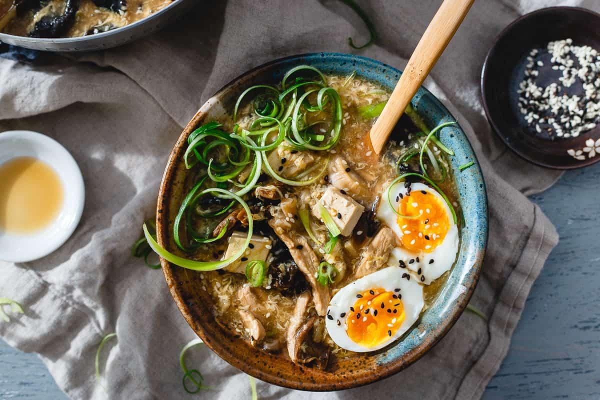 **Wok: 23 Ασιατικά Πιάτα που θα ξεπεράσουν το Takeout** 8 Ένα μπολ σούπας με αυγό στην κορυφή.