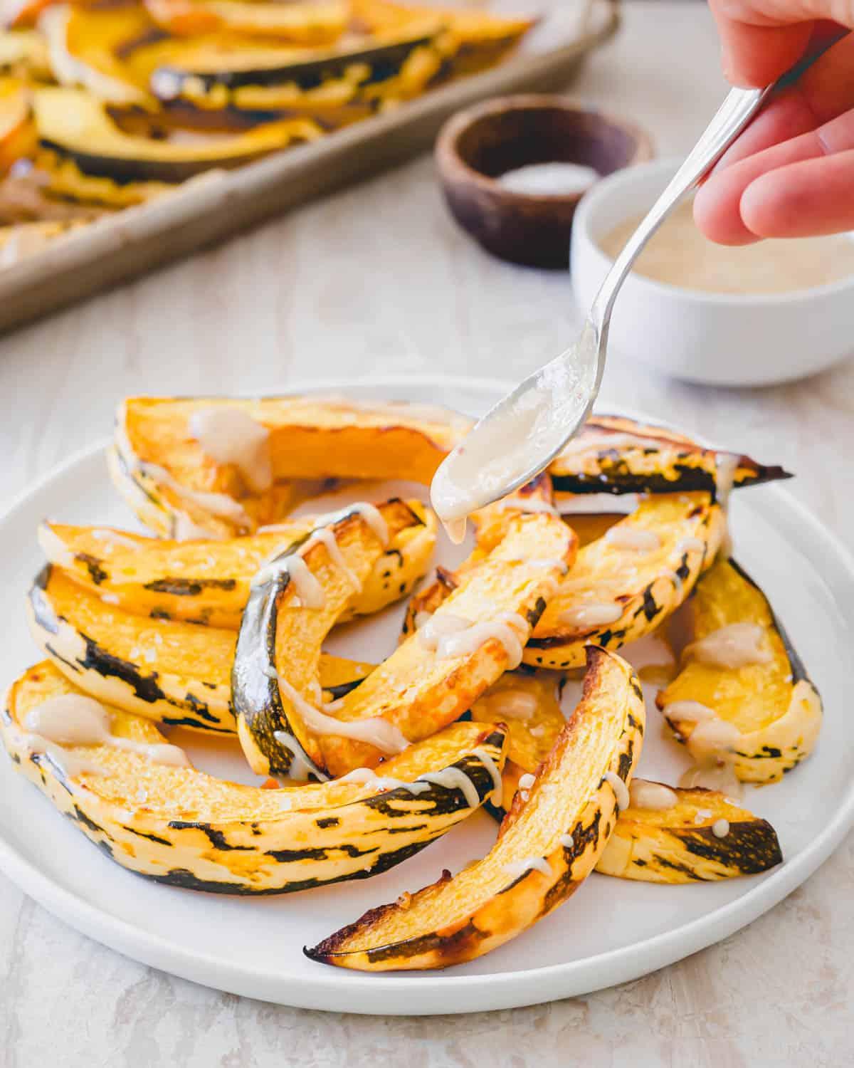 Εύκολη συνταγή ψητής γλυκιάς κολοκύθας sweet dumpling με σάλτσα σερβιρίσματος. Εύκολη συνταγή ψητής γλυκιάς κολοκύθας sweet dumpling με σάλτσα σερβιρίσματος.