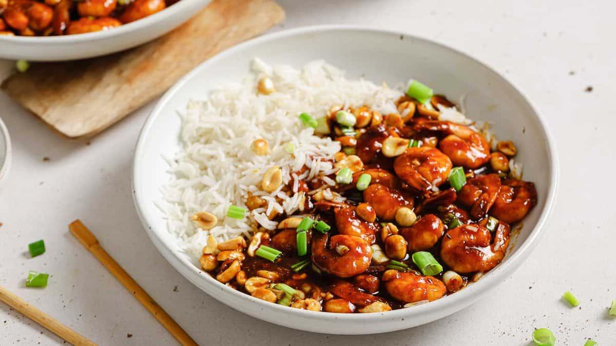 **Wok: 23 Ασιατικά Πιάτα που θα ξεπεράσουν το Takeout** 9 Πιάτο με γαρίδες Kung Pao, μια πικάντικη και νόστιμη ασιατική συνταγή.