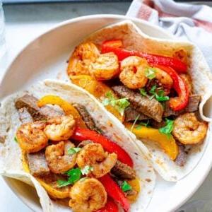 Φαχίτας με Μπριζόλα και Γαρίδες στο Ταψί 2 Steak and shrimp fajitas.