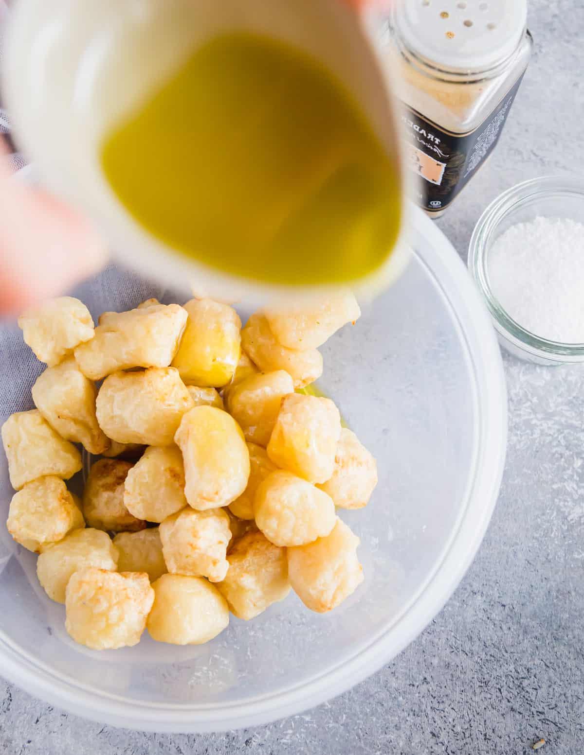 Απλά gnocchi κουνουπιδιού ως κυρίως πιάτο. Μετά το μαγείρεμα στη φριτέζα αέρος, τα gnocchi κουνουπιδιού μπορούν να απολαυστούν ως ένα απλό κυρίως πιάτο ανακατεμένα με ελαιόλαδο, σκόνη σκόρδου και αλάτι.
