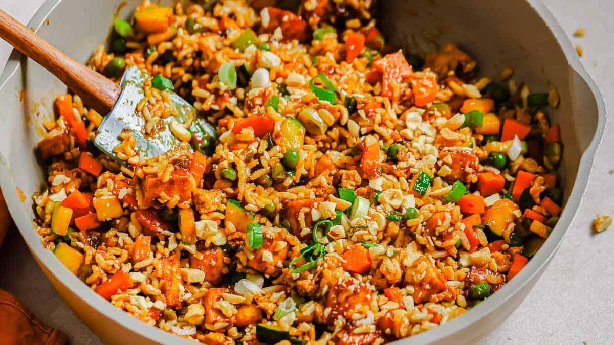 **Wok: 23 Ασιατικά Πιάτα που θα ξεπεράσουν το Takeout** 10 Τηγανητό ρύζι με τόφου σε ένα μπολ, μια υγιεινή και γρήγορη ασιατική συνταγή.